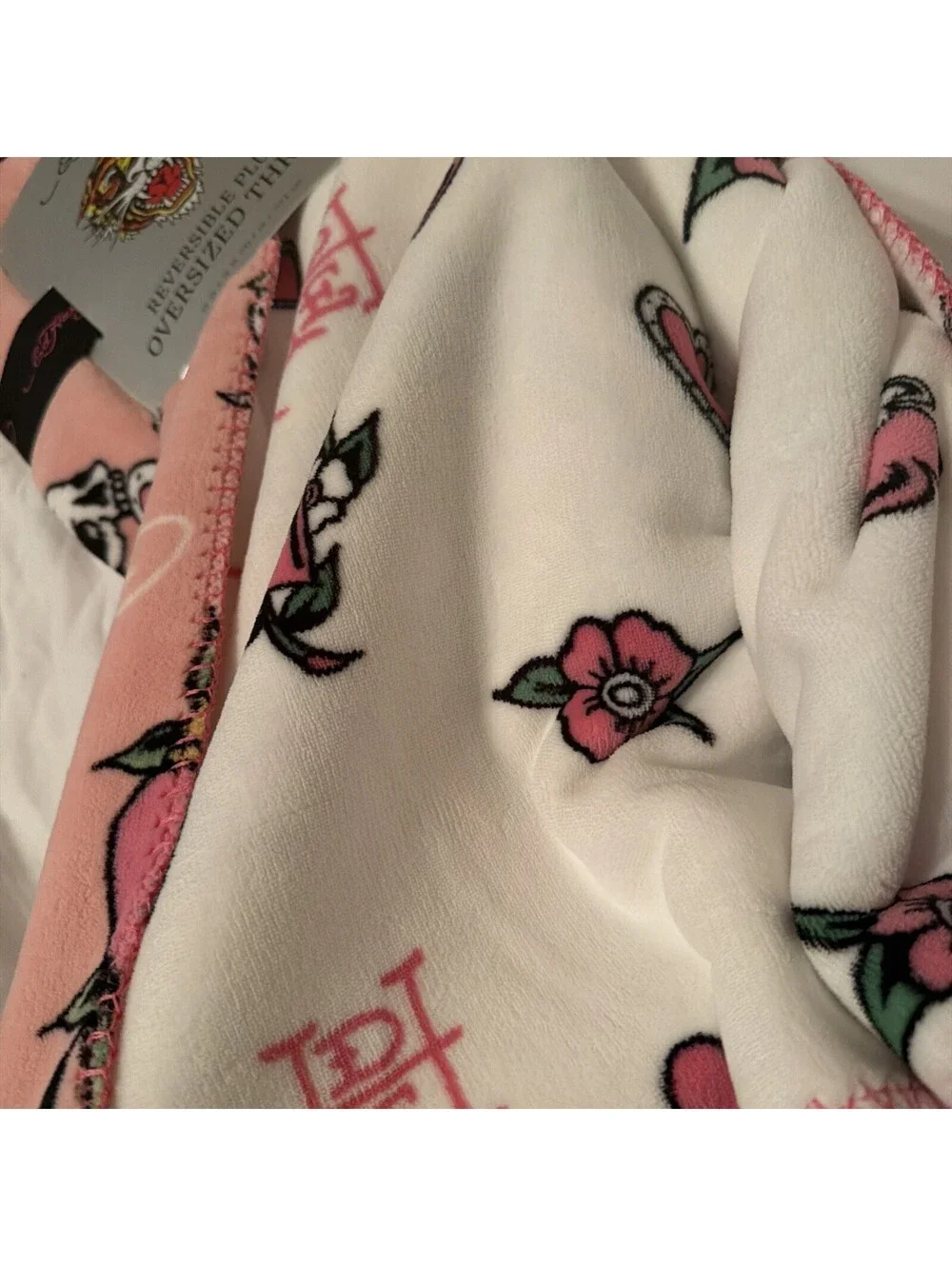 Ed Hardy Reversible Plush Throw Blanket Pink hearts skull 60 x 70 in Polyester